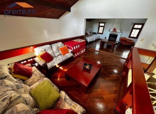 Chácara Campo Verde في براغانكا باوليستا: غرفة معيشة مع أريكة وطاولة