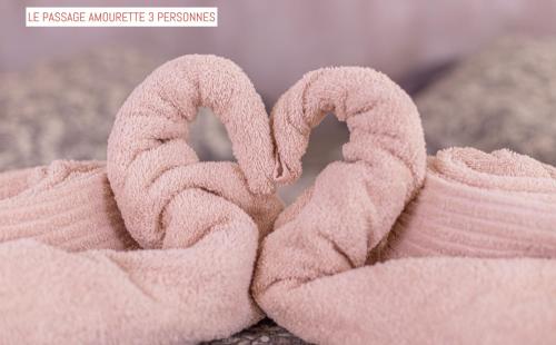 a pink towel with a heart shaped at Le Passage in Carcassonne