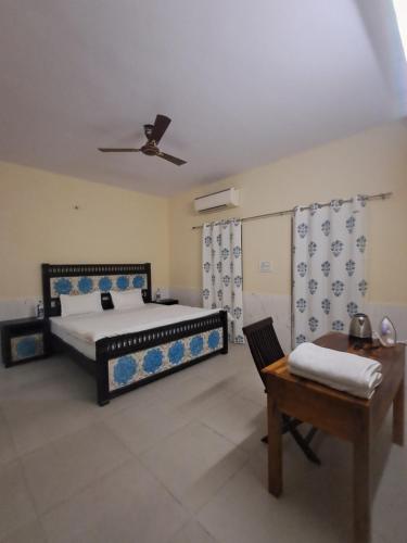 1 dormitorio con cama, mesa y techo en Virasat Holiday Home 5Bedroom Villa, en Jodhpur