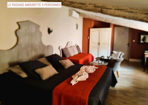 a bedroom with two beds with red and black at Le Passage in Carcassonne