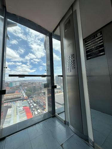 een lift in een gebouw met uitzicht op de stad bij Hotel V I D GALAX Resort in Oruro