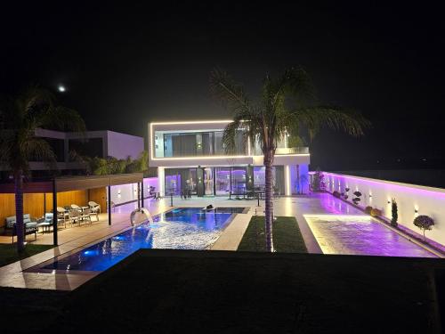 un edificio con piscina por la noche en Alfa Villa, en Rrushkull