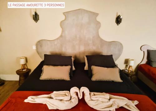 - une chambre avec un lit et des serviettes dans l'établissement Le Passage, à Carcassonne