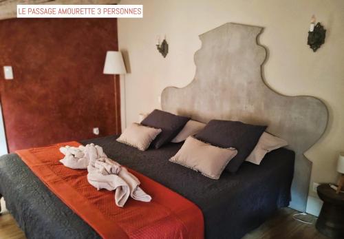 1 dormitorio con 1 cama con toallas en Le Passage, en Carcassonne