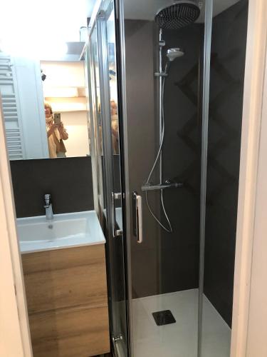 une personne prenant une photo d'une douche dans une salle de bains dans l'établissement Chalet de charme aux Carroz d'Arrâches-Flaines, aux Carroz d'Arâches