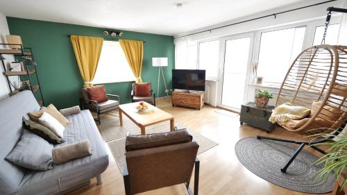 sala de estar con sofá y TV en Plant Apartment en Eutingen