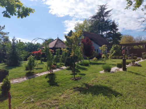 Un jardín fuera de Kuca na Savi - Stari hrast