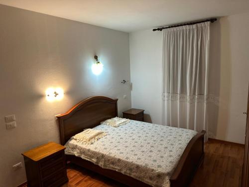 - une petite chambre avec un lit et une fenêtre dans l'établissement Ares House, à Torri di Quartesolo