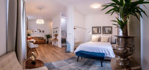 sypialnia z łóżkiem i salonem w obiekcie Modern Downtown APT - renovated, on ideal location w Pradze