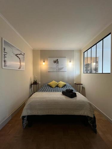 une chambre avec un grand lit avec deux fenêtres dans l'établissement Appartement Cosy Proche du Lac, à Annecy