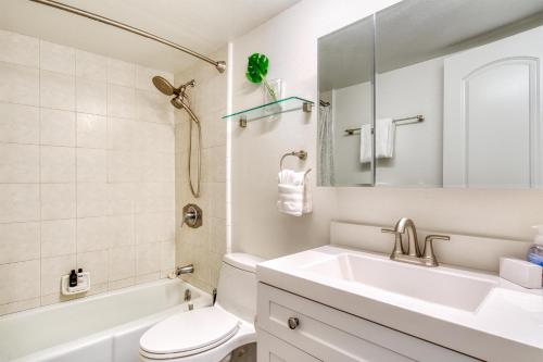 uma casa de banho com um lavatório, um WC e um espelho. em Maui Vista 2-301 - Modern and Bright Renovation em Kihei