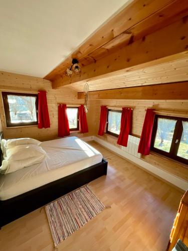 une chambre avec un lit dans une cabane en rondins dans l'établissement Le Refuge de l'Indien Couché, à La Roche-des-Arnauds