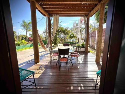- une terrasse couverte avec une table et des chaises dans l'établissement Rancho Fiori di Mari - Lago Corumbá IV, à Alexânia