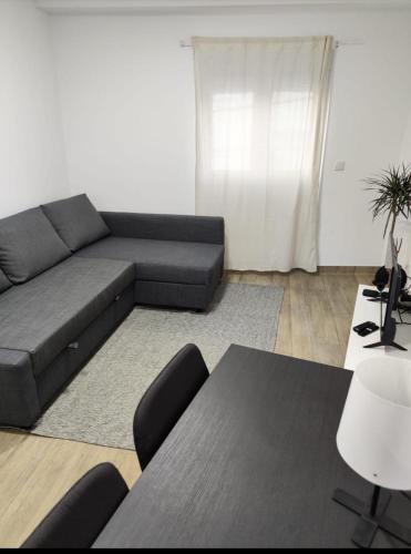 sala de estar con sofá y mesa en Casa Aqueduto, en Lisboa