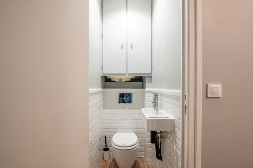 ベルサイユにあるGeranimus logis Versaillaisのバスルーム(白いトイレ、シンク付)