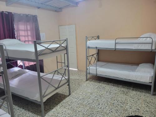 DanlíにあるHospedaje San Antonio,Danliの二段ベッド2組が備わる客室です。