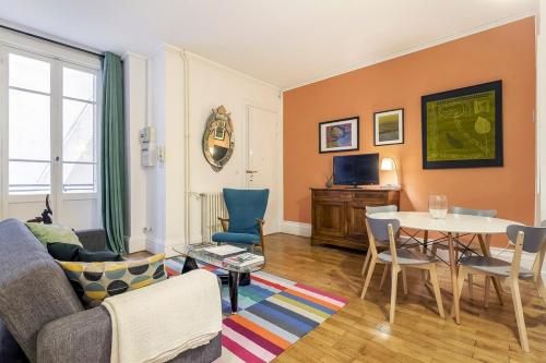 - un salon avec un canapé et une table dans l'établissement République - meublé calme sur la presqu'île, à Lyon