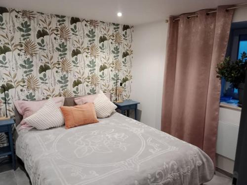 une chambre avec un lit avec deux oreillers dessus dans l'établissement Appartement en pleine nature, à champis