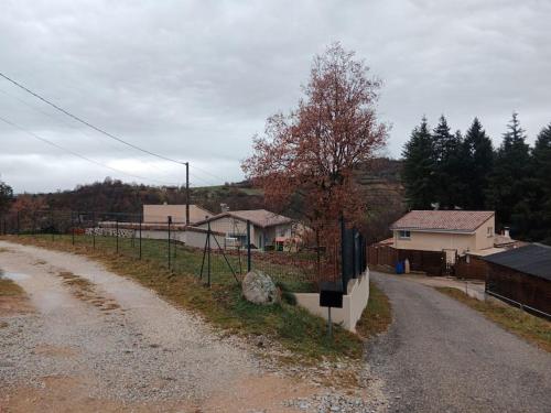 un chemin de terre avec une clôture à côté d'une maison dans l'établissement Appartement en pleine nature, à champis