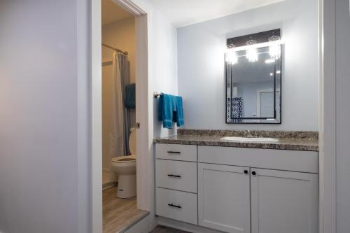 een witte badkamer met een wastafel en een toilet bij Robbins Motel in Bar Harbor