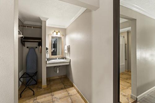 La salle de bains est pourvue d'un lavabo et d'un miroir. dans l'établissement Quality Inn, à Ocean Springs