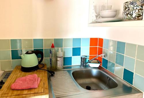 um balcão de cozinha com um lavatório e uma mesa de mistura em Mini studio 12m2, Lyon4, centre CroixRousse, 2prs em Lyon