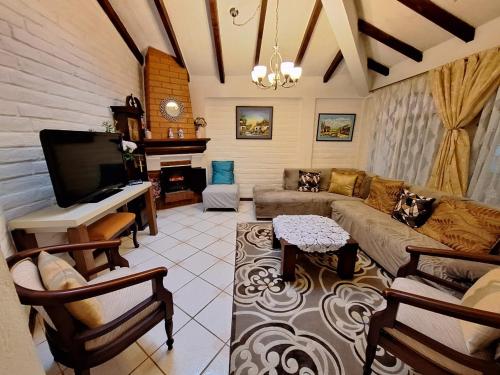 sala de estar con sofá y piano en HERMOSA Y COMODA CASA FAMILIAR EN Baños, en Baños