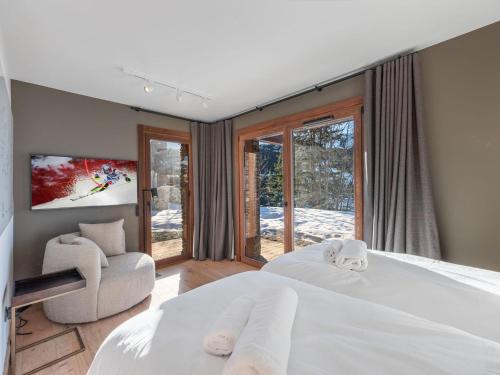 une chambre avec deux lits blancs et une fenêtre dans l'établissement Splendide appartement avec sauna à Courchevel Moriond, proche télécabine et pistes - FR-1-563-139, à Courchevel
