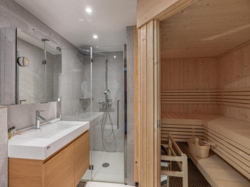 une salle de bain avec une douche, un lavabo et une baignoire dans l'établissement Splendide appartement avec sauna à Courchevel Moriond, proche télécabine et pistes - FR-1-563-139, à Courchevel