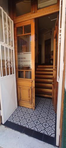 una entrada a un edificio con una puerta abierta en Hostal Dinamarca, en Valparaíso