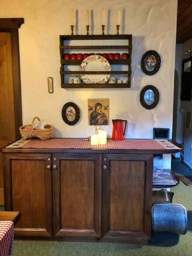a counter in a room with plates on the wall at Almapartment in Sonnleitn am Nassfeld auf 1484m in Hermagor