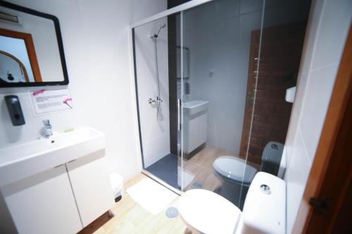 La salle de bains est pourvue d'une douche, de toilettes et d'un lavabo. dans l'établissement Casa de playa, cerca de todo, à Los Narejos