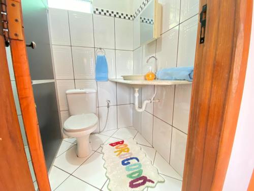 ein kleines Bad mit WC und Waschbecken in der Unterkunft Suíte Bergamota in Lençóis
