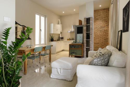 un soggiorno con divano bianco e una cucina di Noflik a Verona