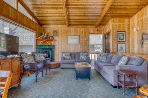 a living room with a couch and a table at Totem House - Meredith Lodging in Cloverdale