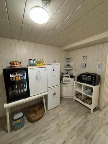 - une petite cuisine avec des appareils électroménagers blancs dans une chambre dans l'établissement Quartier Wenzelnberg work&stay, à Langenfeld