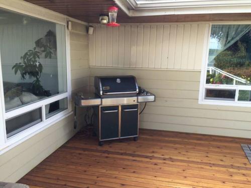 a grill in the corner of a screened in porch at The Beach House in Oak Harbor