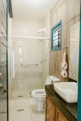 a bathroom with a toilet and a sink and a shower at Villa Nova Holanda in Guaramiranga