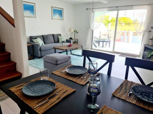 Area soggiorno di Wild Lotus Villa - Waterfront on Jolly Harbour