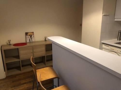 une cuisine avec un comptoir, une table et une chaise dans l'établissement Beautiful apartment,near center, à Paris