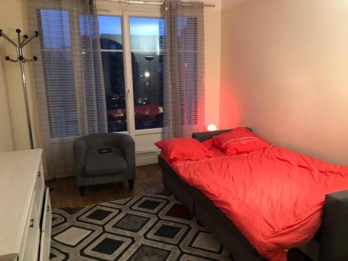- une chambre avec un lit rouge et une chaise dans l'établissement Beautiful apartment,near center, à Paris