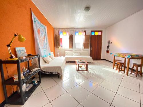 ein Wohnzimmer mit einem Sofa und einem Tisch in der Unterkunft Suíte Bergamota in Lençóis