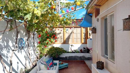 an outdoor patio with a tree and a window at casa villa costa de sol, calderilla in Calderilla