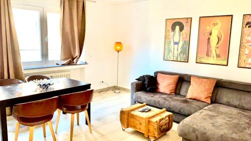 een woonkamer met een bank en een tafel bij Comfort Apartment in Keulen