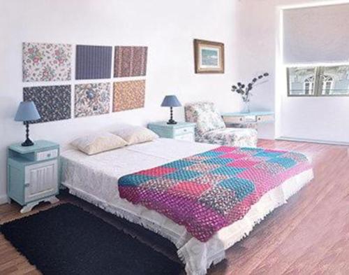 1 dormitorio con 1 cama grande y 1 silla en O Sardinhas en Matosinhos