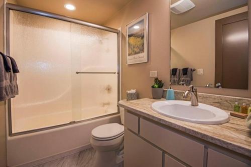La salle de bains est pourvue de toilettes, d'un lavabo et d'une douche. dans l'établissement 11 Pine Bough, à Sunriver