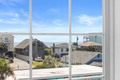 een uitzicht vanuit een raam van huizen bij Guest House Topsail in Topsail Beach