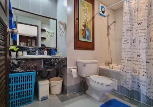 een badkamer met een toilet, een wastafel en een spiegel bij Patong Tower Cozy Comfy Luxury Apartment with Seaview, for 1-3 people, in Phuket in Patong Beach
