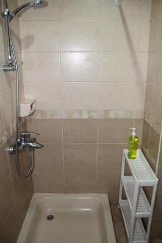 La salle de bains est pourvue d'une douche et d'une baignoire. dans l'établissement Your Dubai delight, à Dubaï