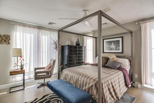 1 dormitorio con cama con dosel y silla en Pet-Friendly Narragansett Home with Deck and Gas Grill, en Narragansett